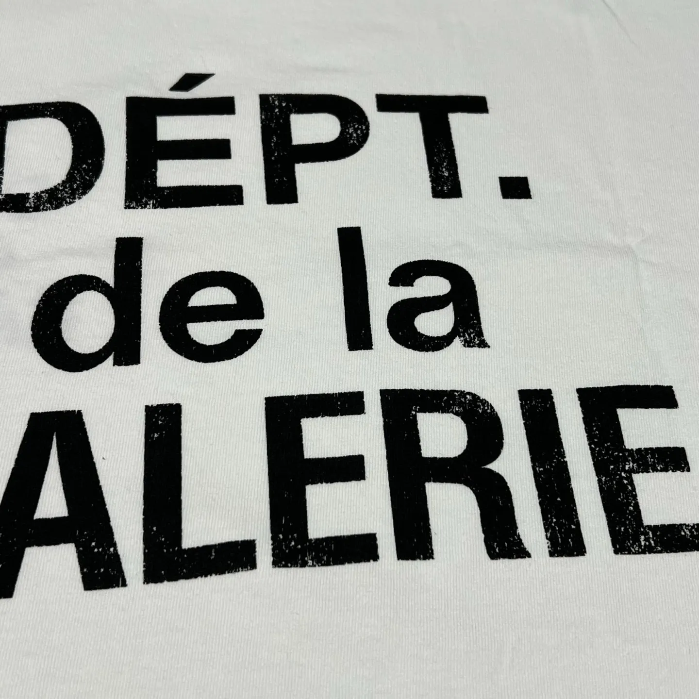 GALLERY DEPT. CLASSIC FRENCH TEE Classic French TEE White S-XL This time the return of the classic French Tee follows the newly replenished version of the official website. The printing is mottled and distressed. The main label/wash water label/code number label are also updated. The old style is newly made and the quality is increased.